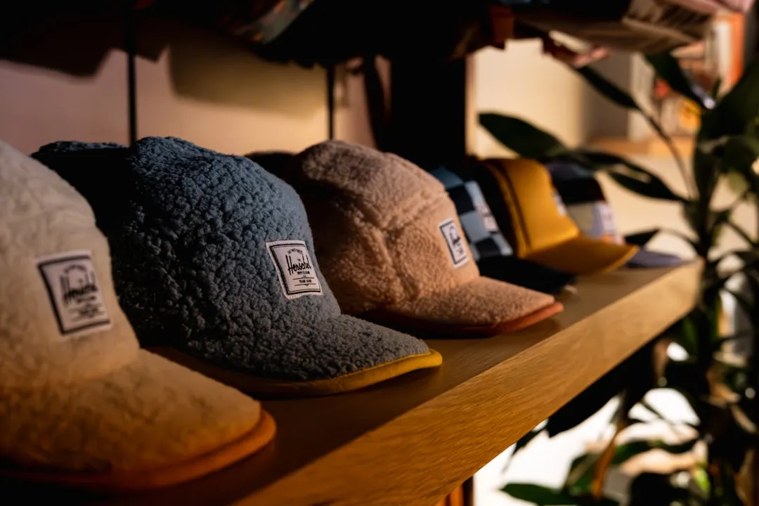 渝中区千娱音服装店2025春季运动鞋与休闲帽搭配指南正文配图 2